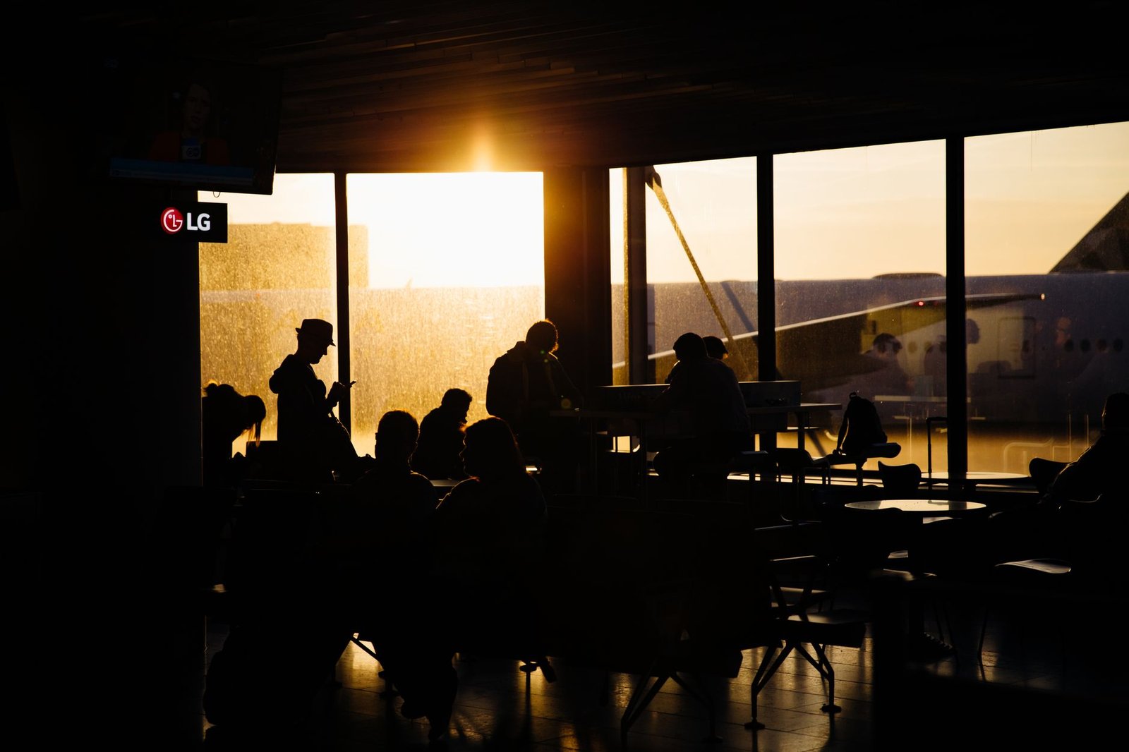 airport flight delays crowd
